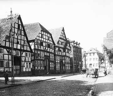 Beverungen, Weserstraße Höhe Lange Straße: Fachwerkhäuser aus dem 17. Jahrhundert (v.l.n.r.): Nr. 8-6 errichtet 1693 und Haus Nr. 4 errichtet 1611. Undatiert, um 1920?