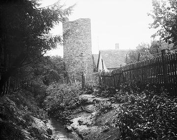 Höxter, Obere Mauerstraße: Der "Rote Turm" aus Richtung Wall - einzig erhaltener Stadtmauerturm der mittelalterlichen Stadtbefestigung. Undatiert, um 1920? Siehe auch Bild 01_608.