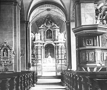 Pfarrkirche St. Jakobus d. Ä. (Abtei Marienmünster 1128-1803): Blick zum Chor mit Ziergitter von 1693 (Hans Pieperling) und barockem Hochaltar aus dem 17. Jh.