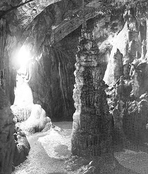 Dechenhöhle bei Letmathe-Dröschede: Stalagniten in der Kaiserhalle
