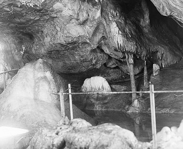 Eisberg und Eisbär - Tropfsteinbildungen in der Dechenhöhle bei Letmathe-Dröschede