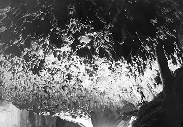 Zapfenbildung an der Decke der Dechenhöhle bei Letmathe-Dröschede