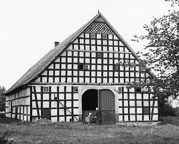 Vierständer-Bauernhaus im typischen Fachwerk des Weserberglandes