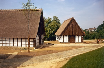 LWL-Freilichtmuseum Detmold, Lippischer Meierhof: Haupthaus von 1570 und Scheune von 1599 kurz nach dem Aufbau