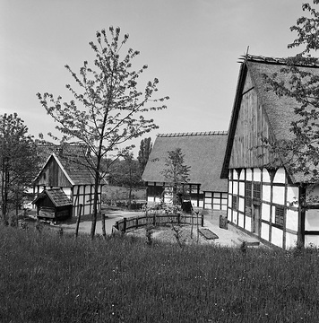 LWL-Freilichtmuseum Detmold, Lippischer Meierhof: Leibzucht von 1619, Rückseite mit Gärtchen