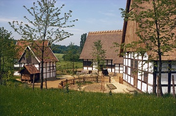 LWL-Freilichtmuseum Detmold, Lippischer Meierhof: Backhaus von 1790 und Leibzucht von 1619 (Rückseite) mit Gärtchen