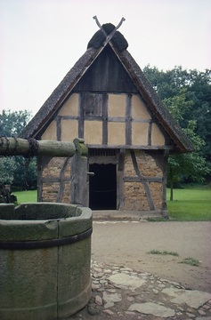LWL-Freilichtmuseum Detmold, Mindener Hof: Backhaus von 1614 und Brunnen