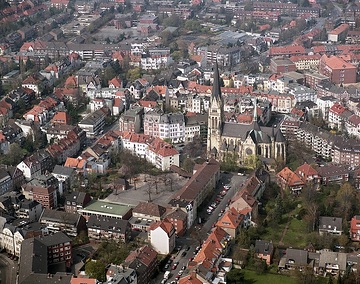 Münster, Kreuzviertel: Kampstraße, Heilig-Kreuz-Kirche; obere Bildhälfte: Realschule im Kreuzviertel, Fachhochschule Münster SW