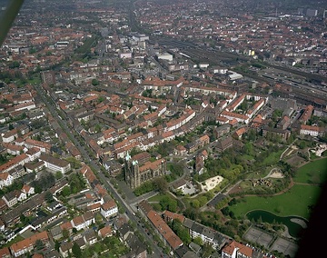Münster, Geist: Hammer Straße, katholische Kirche St. Joseph und Südpark; oben links: Ludgerikreisel, Innenstadt; oben rechts: Bahntrassen und Hauptbahnhof