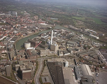 Münster, Hafen: Kanalhafen, Dortmund-Ems-Kanal; Mitte: Kohle-Heizkraftwerk (errichtet 1977, 2005 auf Gas umgestellt);  linkerhand: Herz-Jesu-Viertel; oben rechts: Sankt Mauritz und Fernsehturm