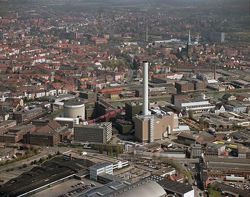Münster, Hafen: Kanalhafen, Dortmund-Ems-Kanal; Bildmitte: Kohle-Heizkraftwerk (errichtet 1977, 2005 auf Gas umgestellt)