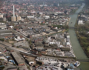 Münster, Hafen: Kanalhafen, Dortmund-Ems-Kanal; links: Kohle-Heizkraftwerk (errichtet 1977, 2005 auf Gas umgestellt), Am Hawerkamp, Bahntrassen mit Kanalbrücke
