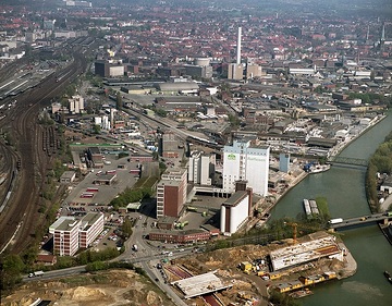 Münster, Hafen: Industrieweg, Dortmund-Ems-Kanal, Kanalhafen, Raiffeisen; unterer Bildrand: Baustelle Brücke B51