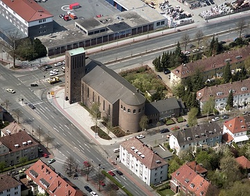 Münster, Uppenberg: Grevener Straße, Kreuzung Friesenring, Dreifaltigkeitskirche; oberer Bildrand: Feuerwache