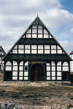 LWL-Freilichtmuseum Detmold, Paderborner Dorf, Valepagenhof von 1577: Haupthaus mit Fachwerkschnitzereien der Weserrenaissance