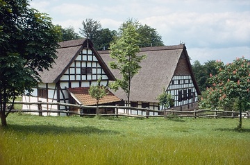 LWL-Freilichtmuseum Detmold, Osnabrücker Hof: Backspeicher von 1710 und Haupthaus von 1609