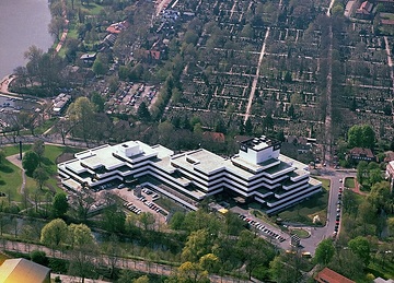 Münster, Aaseestadt: Aasee und Himmelreichallee, Gebäude der Landesbausparkasse (LBS) von 1969 und Zentralfriedhof Höhe Annette-Allee