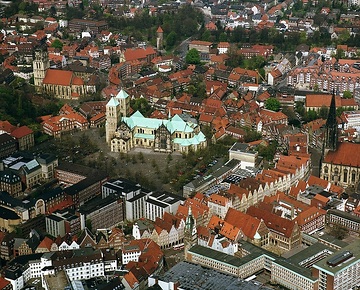 Münster, Zentrum: mittig St. Paulus-Dom; unterer Bildrand Prinzipalmarkt und St. Lamberti