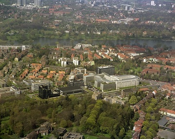 Münster, Pluggendorf: untere Bildhälfte: Weseler Straße, LVM Versicherung Zentrale; obere Bildhälfte: Aasee, dahinterliegend: Zentralfriedhof, Universitätsklinikum