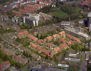 Münster, Pluggendorf: Sperlichstraße; untere Bildhälfte: Reihenhäuser; obere Bildhälfte: Altenheim Friedrichsburg
