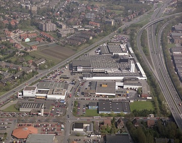 Münster, Aaseestadt: Weseler Straße, B51, Wohn- und Gewerbegebiet; rechte Bildhälfte: Möbel Franz, Brillux  Farbenfachgeschäft, König+Flügger, DEKRA