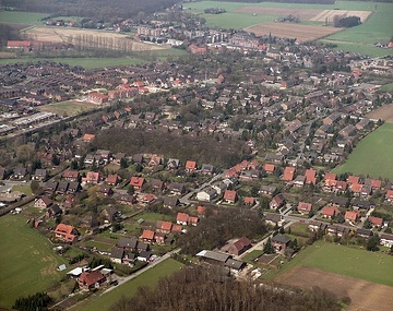Münster, Albachten: untere Bildhälfte: Sendener Stiege, Wohngebiet; obere Bildhälfte: Ortskern, St. Ludgerus Kirche