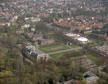 Münster, Schloss: Schloss Münster, Schlossplatz; obere Bildhälfte: Kreuzviertel
