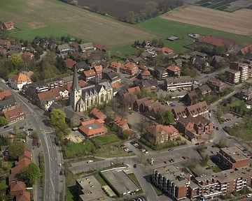 Münster, Roxel: linke Bildhälfte: Pienersallee und Annette-von-Droste-Hülshoff-Straße, St. Pantaleon Kirche; rechte Bildhälfte: Wohngebäude