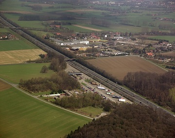 Münster, Roxel: Autobahn A1, Raststätte Münsterland Ost und West; obere Bildhälfte: Gewerbegebiet
