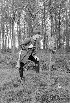 Dr. Hermann Reichling mit dem Jagduhu (auch "Hüttenuhu") des Försters Pieper auf Schloss Clarholz, in der Vogeljagd eingesetzt als Lockvogel, November 1917.