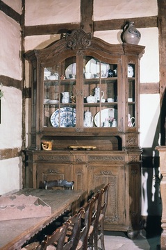 LWL-Freilichtmuseum Detmold, Gräftenhof, Haupthaus: Glasschrank ("Prahlhans") in der Eßecke der Wohnküche