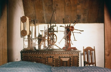 LWL-Freilichtmuseum Detmold, Spinnräder in einer Schlafkammer