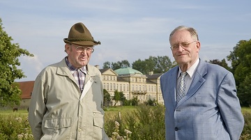 Porträt der beiden Protagonisten Bauer Heinz Seesing und Baron Hermann-Josef Freiherr Raitz von Frentz vor Haus Stapel in Havixbeck