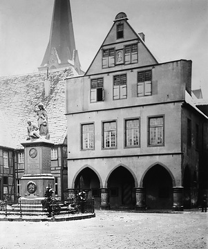 Rathaus und Rathausplatz mit Kriegerdenkmal, um 1940?