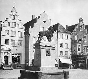 Kriegerdenkmal auf dem Marktplatz, um 1940?