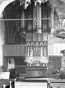 Altar und Orgelempore in der Pfarrkirche in Dortmund-Kirchderne