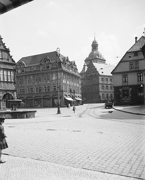Kaufhaus am Rathausplatz - gegenüber das Gymnasium mit dem Turm der abgebrochenen Minoritenkirche