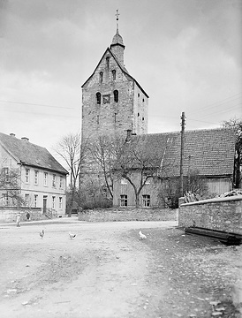 Romanischer Turm der Pfarrkirche Mariä Geburt in Neuenbeken, um 1930?