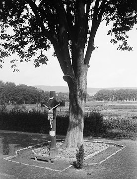 Gedenkstätte mit Christuskreuz: 'Franzosenfriedhof' an der Brunnenstraße