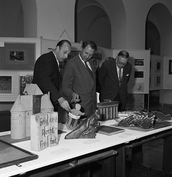 Ausstellung "Unteilbares Deutschland", Besucher beim Betrachten der Exponate im Lichthof des Landeshauses (Freiherr vom Stein-Platz)