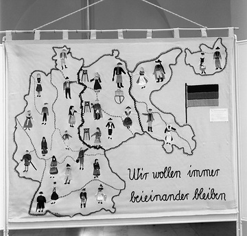 Ausstellung Unteilbares Deutschland: Wandbehang mit Trachtenfiguren deutscher Regionen, Schülerarbeit (Landeshaus, Freiherr vom Stein-Platz)