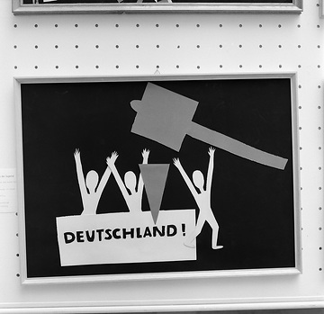 Ausstellung Unteilbares Deutschland: Schülerbild "Roter Hammer und roter Keil" (Landeshaus, Freiherr vom Stein-Platz)