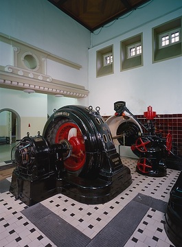 Maschinenraum im Wasserkraftwerk Bamenohl; Drehstrom-Synchron-Generator von 1923