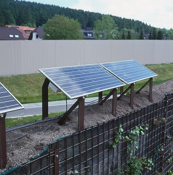 Begrünte Lärmschutzwand mit einer Solar-Bewässerungsanlage: Solarkollektor auf der Wand