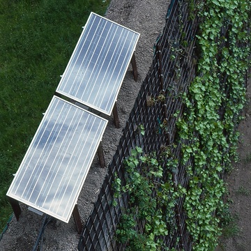 Begrünte Lärmschutzwand mit einer Solar-Bewässerungsanlage; Solarkollektor auf der Wand