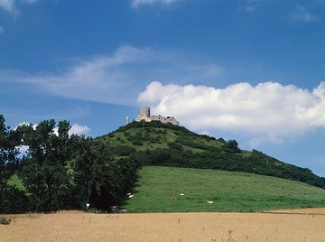 Der Desenberg (343 m NN) in der Warburger Börde; Basaltkegel mit Burgruine