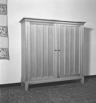 Ausstellung Modernes Wohnen, 1961: Holzschrank in heller Eiche mit zwei Türen