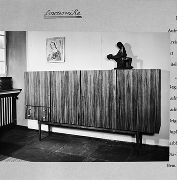 Ausstellung Modernes Wohnen, 1961: Holzschrank mit vier Türen und zwei kleinen Schubladen