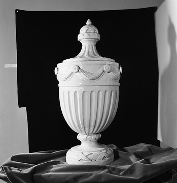 Meisterwerke-Ausstellung: große "Urnenvase" aus dem Empire, Fayence, 19. Jahrhundert