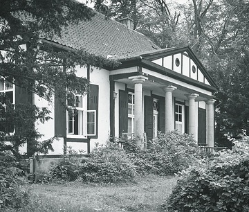 Haus Obernfelde bei Blasheim: das sogenannte Ministerhaus mit Säulenportikus im Park, um 1940?